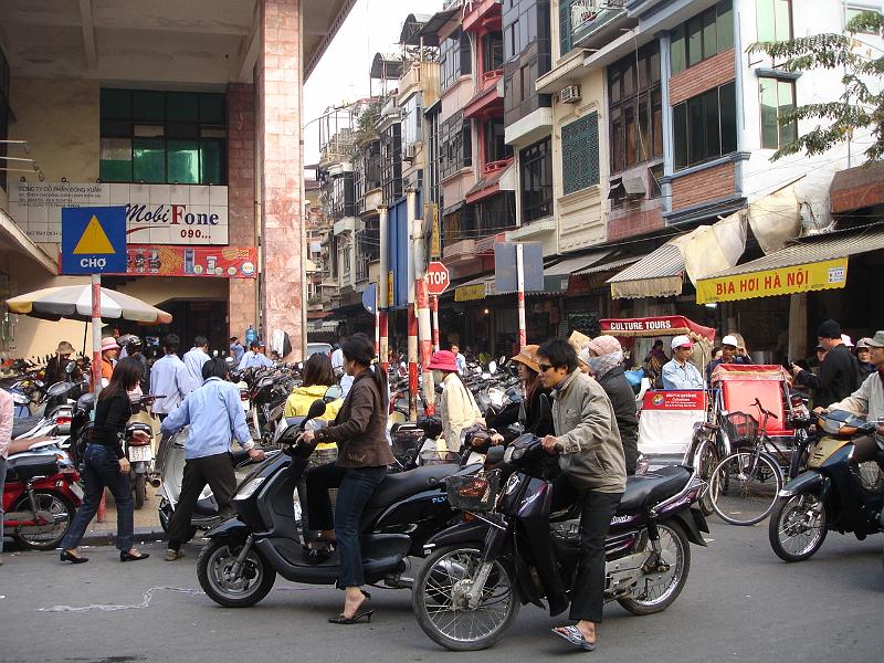 042- Circulation dans les rues a Hanoi.JPG - Circulation dans les rues à Hanoi